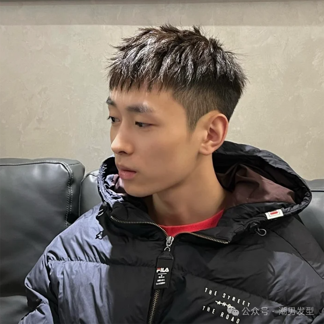 “发质粗硬”的男生剪什么发型？这 3 款造型清爽帅气，打理也简单