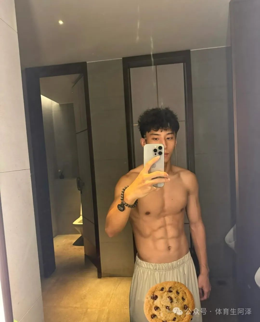山东体院黑皮体育生被富婆 " 包养 "，只因持久力太强.....