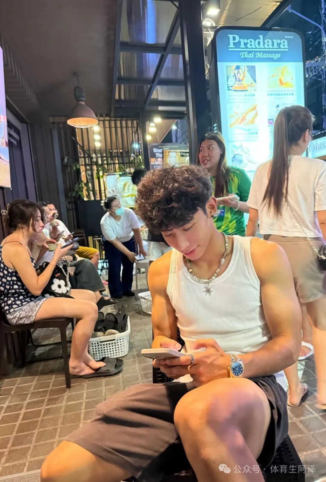 山东体院黑皮体育生被富婆 " 包养 "，只因持久力太强.....