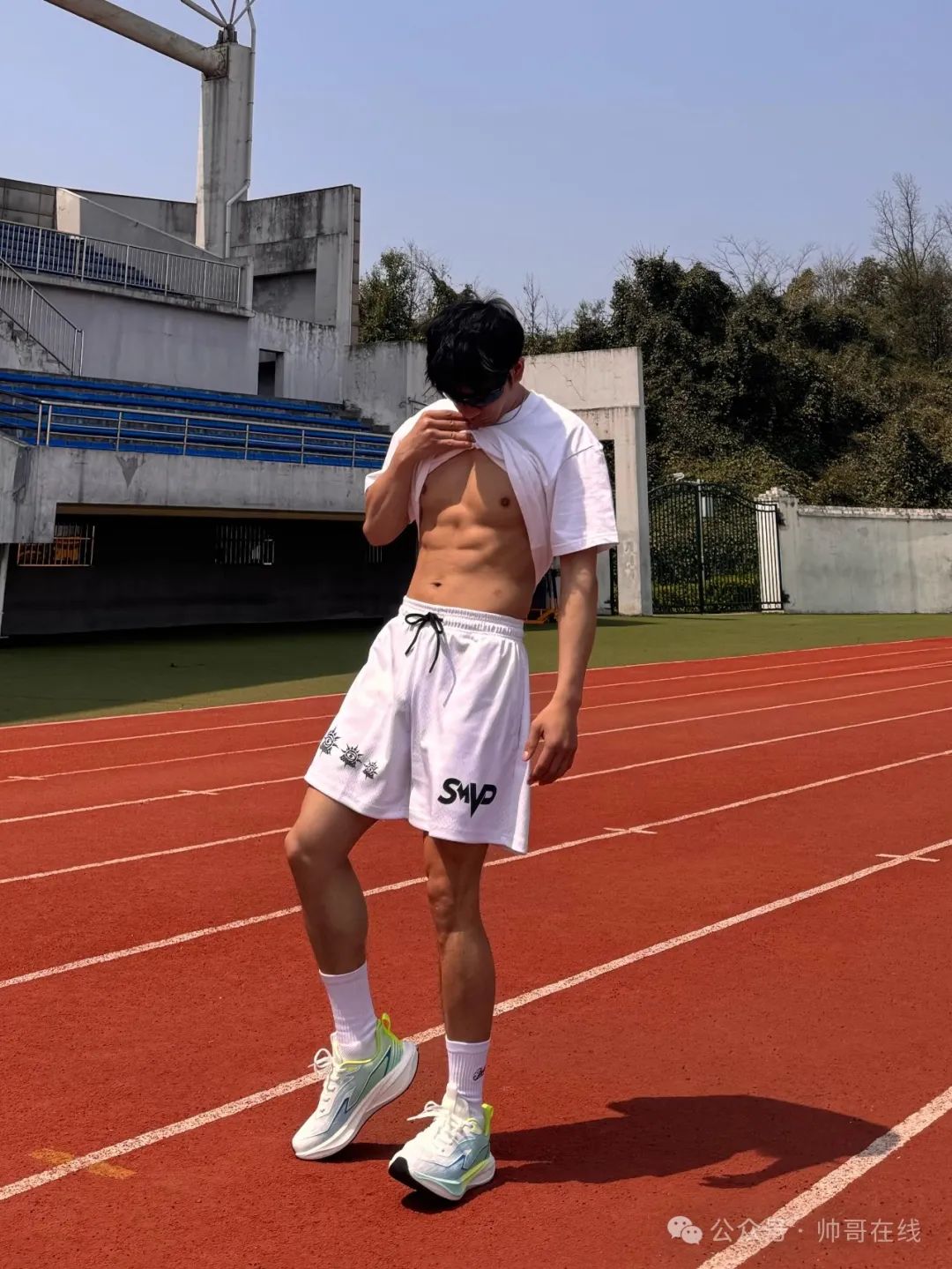 黑皮腹肌体育生弟弟，肌肉是男孩子最好的外衣！