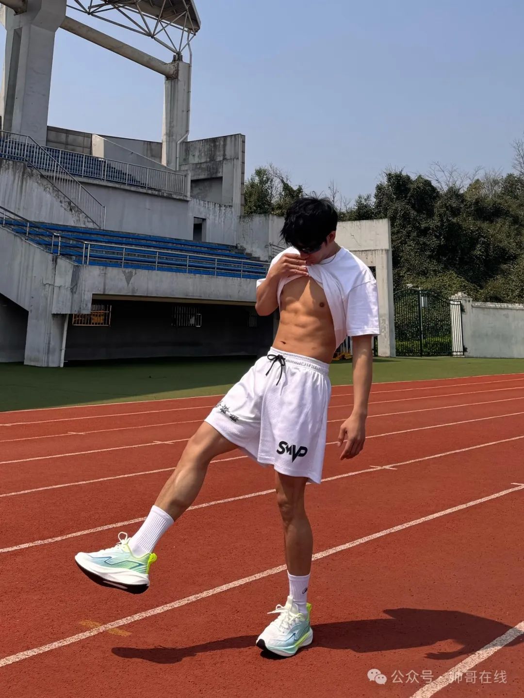 黑皮腹肌体育生弟弟，肌肉是男孩子最好的外衣！