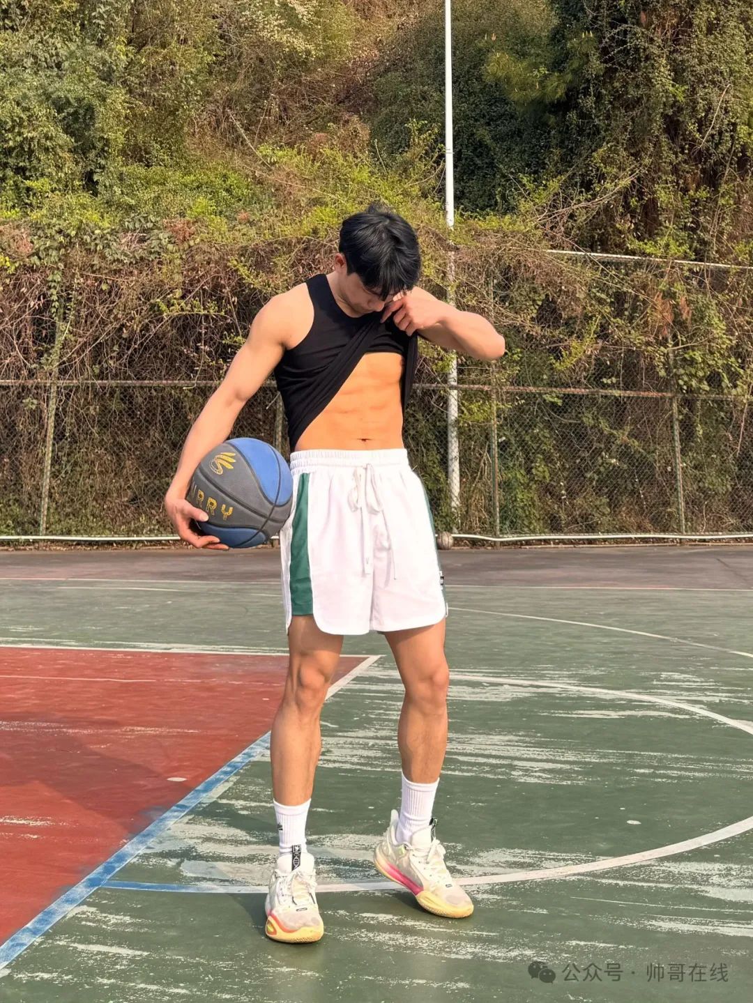 黑皮腹肌体育生弟弟，肌肉是男孩子最好的外衣！