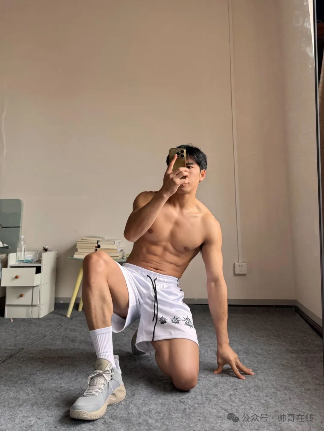 黑皮腹肌体育生弟弟，肌肉是男孩子最好的外衣！