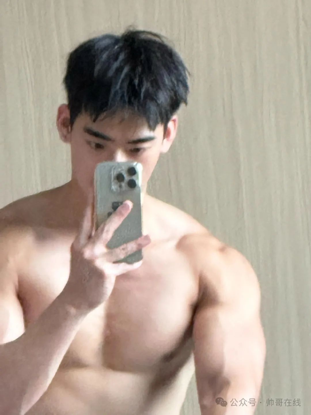 麒麟臂肌肉健身帅哥，安全感够了吗？