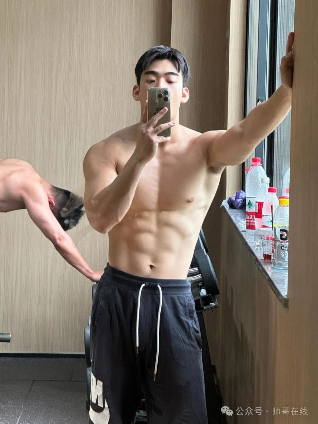 麒麟臂肌肉健身帅哥，安全感够了吗？