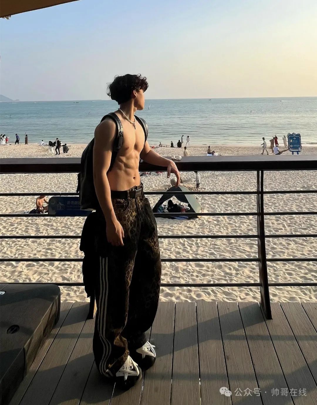 海边的腹肌体育生小帅哥，小身板嘎嘎帅！