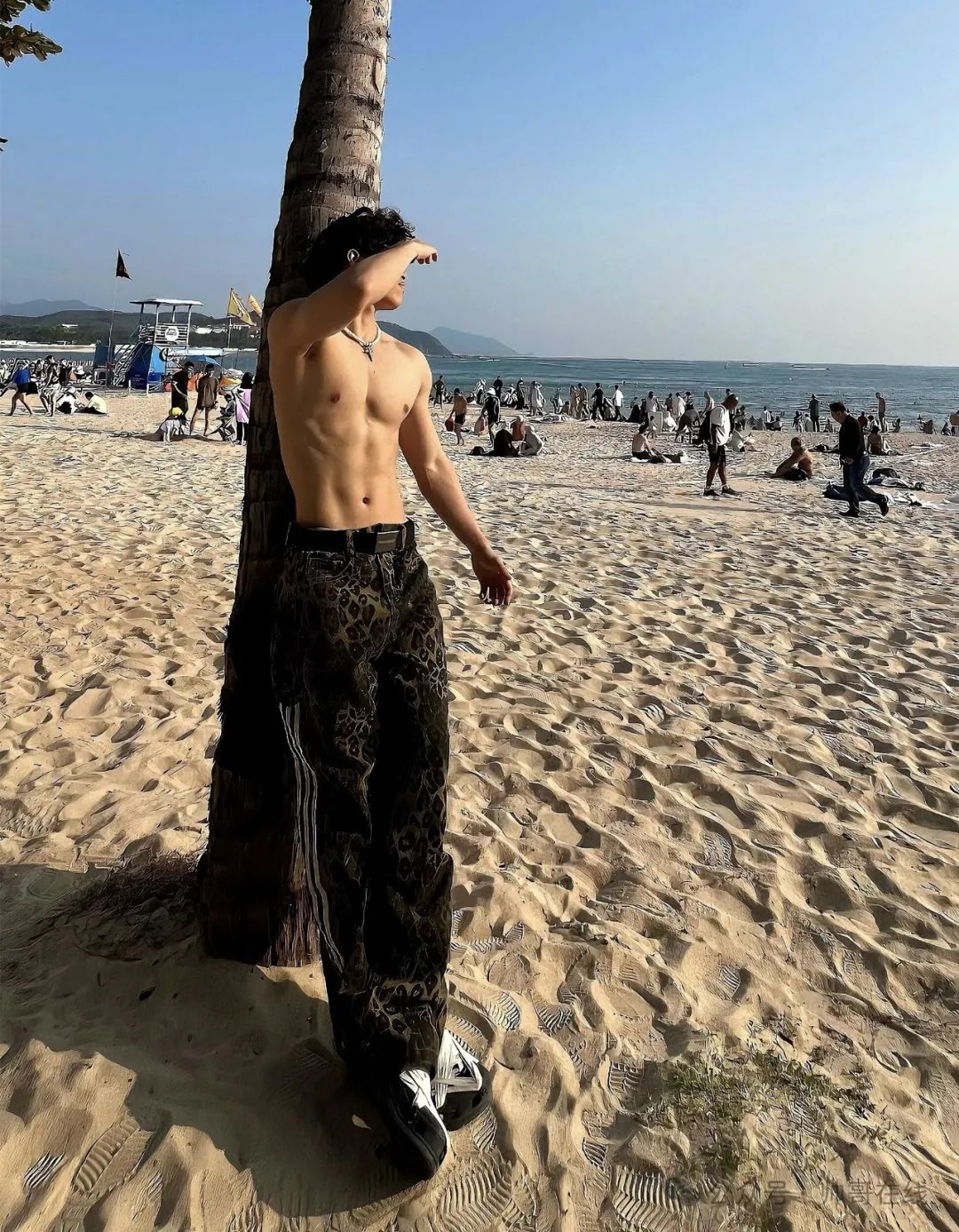 海边的腹肌体育生小帅哥，小身板嘎嘎帅！