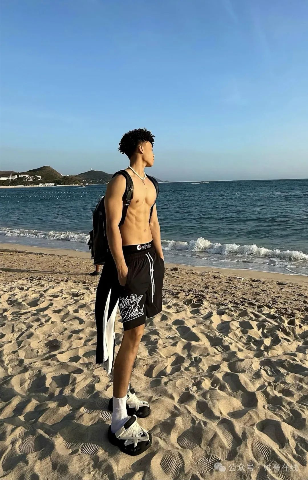 海边的腹肌体育生小帅哥，小身板嘎嘎帅！