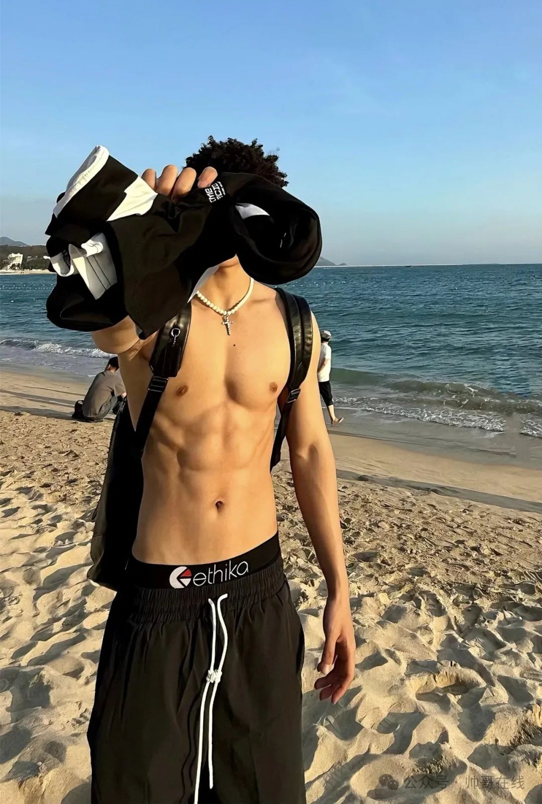 海边的腹肌体育生小帅哥，小身板嘎嘎帅！