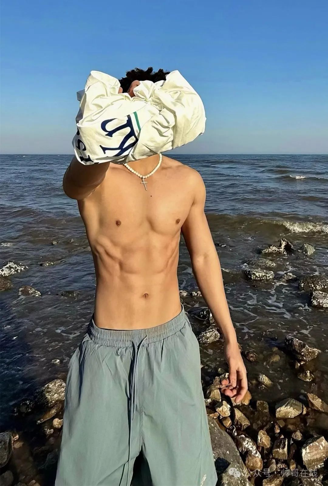 海边的腹肌体育生小帅哥，小身板嘎嘎帅！