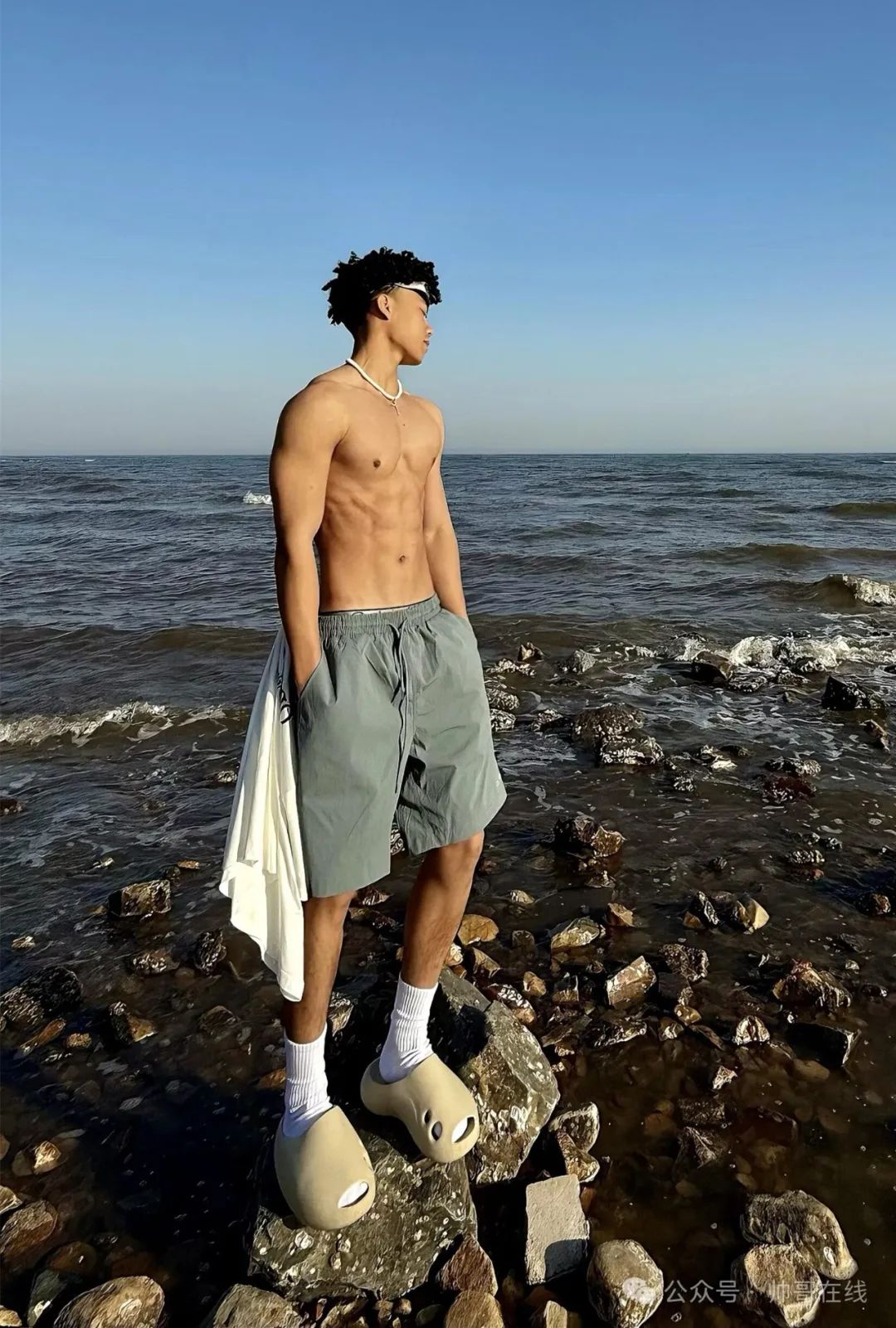 海边的腹肌体育生小帅哥，小身板嘎嘎帅！