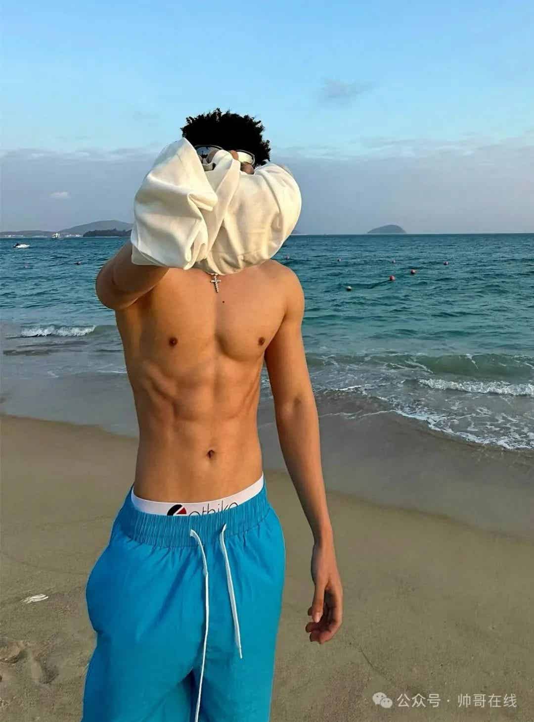 海边的腹肌体育生小帅哥，小身板嘎嘎帅！