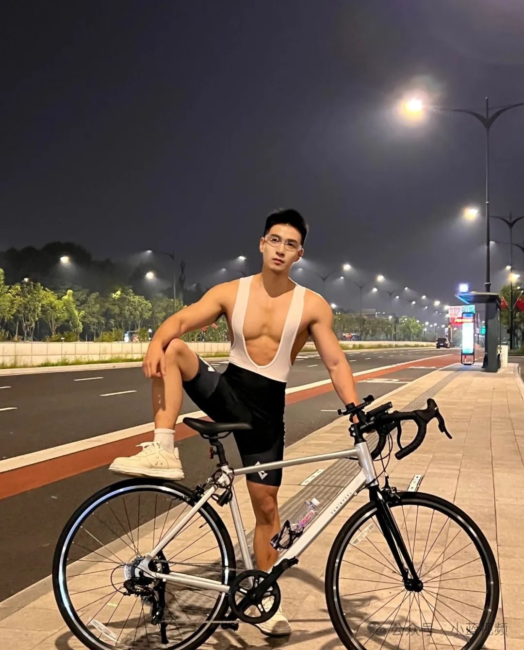 樱花树下骑行肌肉帅哥，春天觅食了！