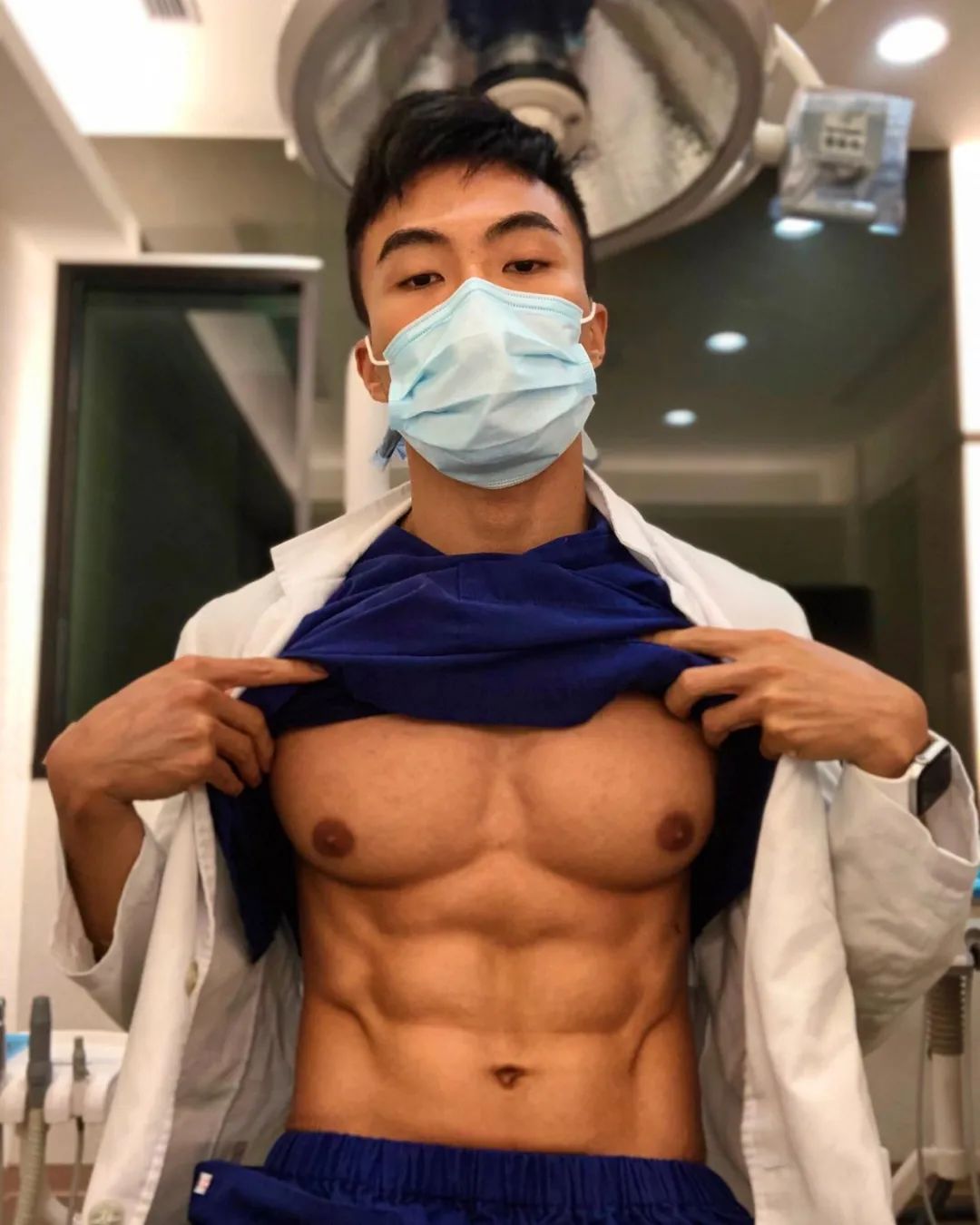 这名网红医生最近火了，脱掉制服，这胸肌也太大了！