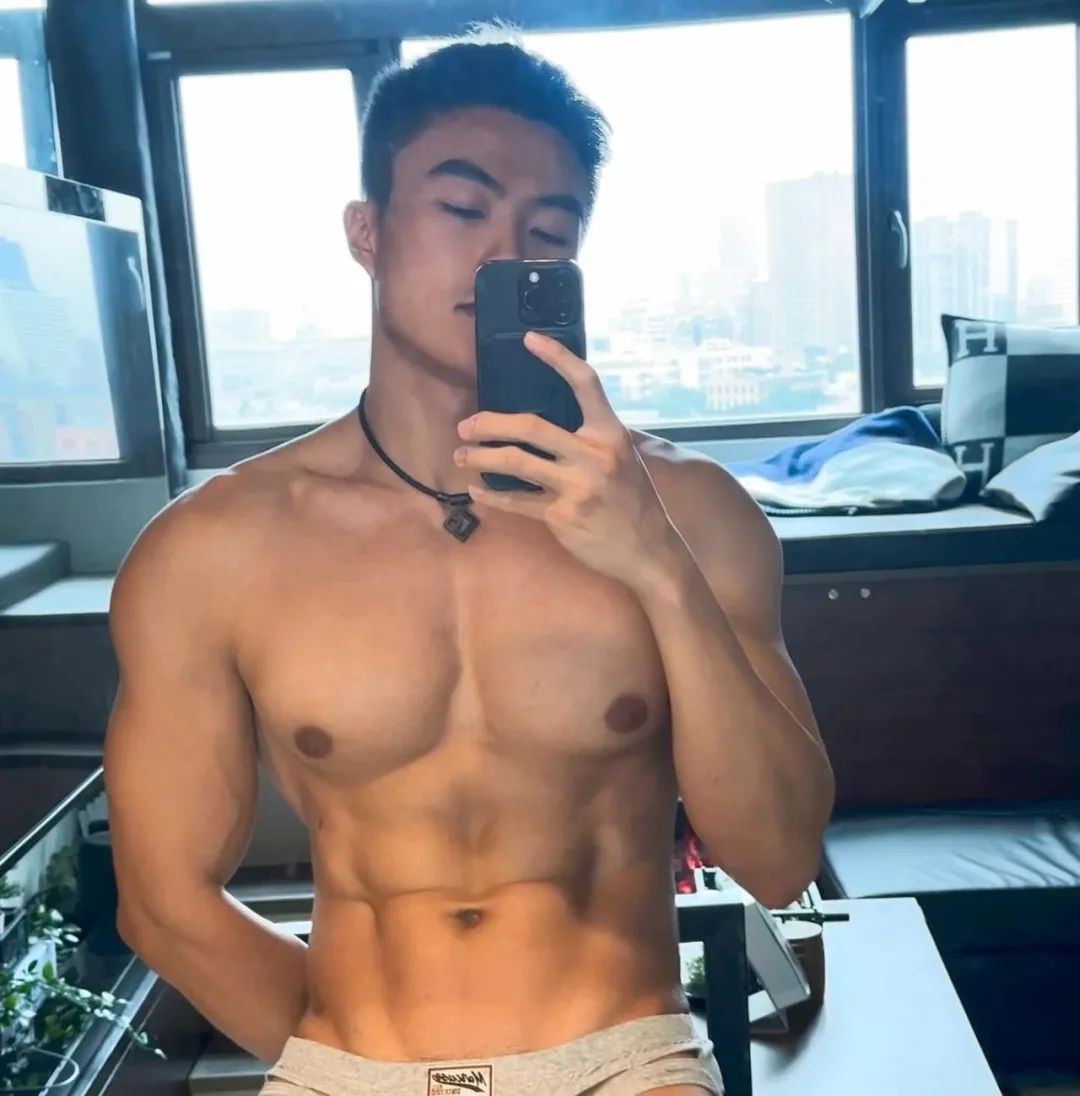 这名网红医生最近火了，脱掉制服，这胸肌也太大了！