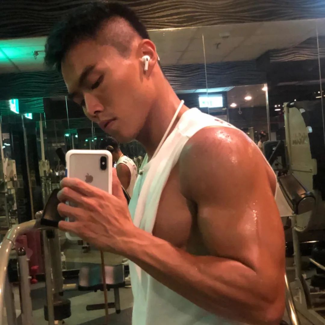 这名网红医生最近火了，脱掉制服，这胸肌也太大了！