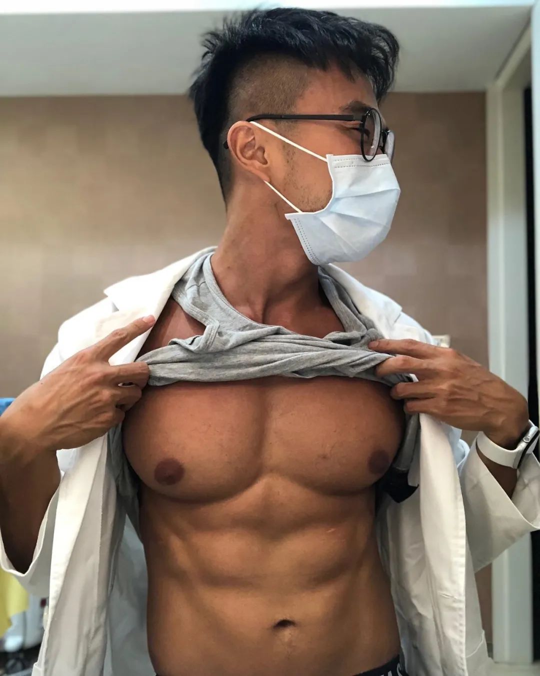 这名网红医生最近火了，脱掉制服，这胸肌也太大了！
