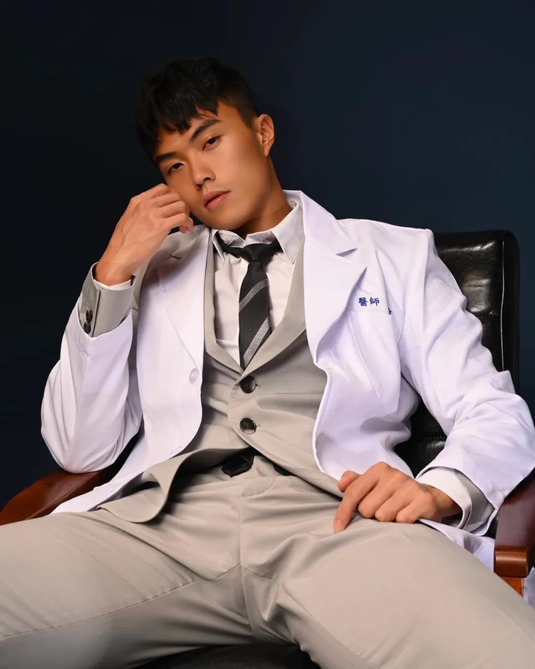 这名网红医生最近火了，脱掉制服，这胸肌也太大了！