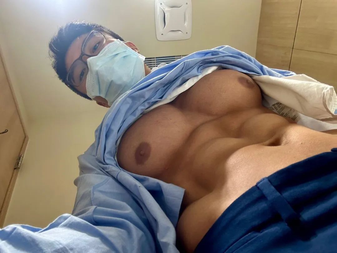 这名网红医生最近火了,脱掉制服,这胸肌也太大了! 这名网红医生最近火了,脱掉制服,这胸肌也太大了!