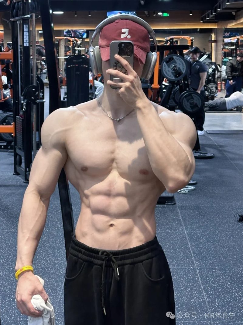 180cm 杭州健身教练，宽肩窄腰饱满倒三角，简直帅炸了