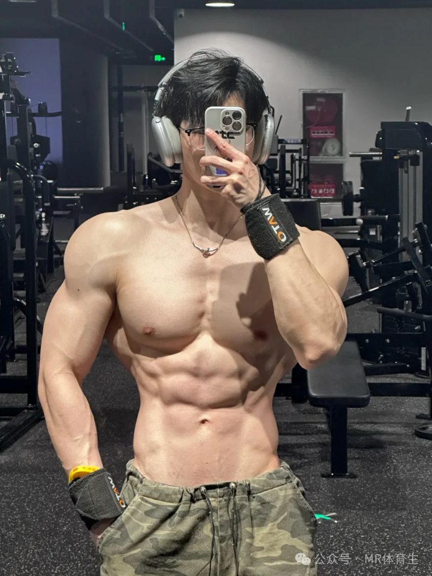 180cm 杭州健身教练，宽肩窄腰饱满倒三角，简直帅炸了