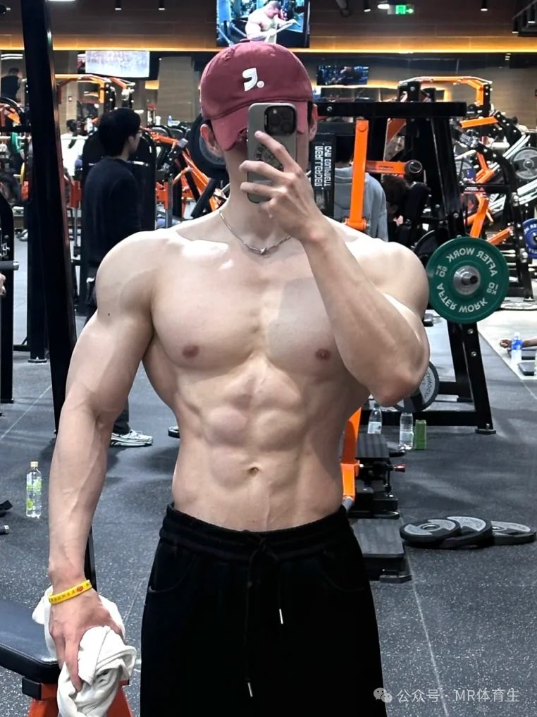 180cm 杭州健身教练，宽肩窄腰饱满倒三角，简直帅炸了