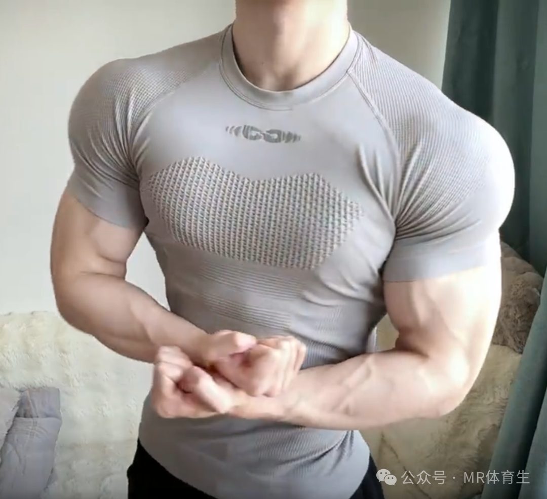 180cm 杭州健身教练，宽肩窄腰饱满倒三角，简直帅炸了