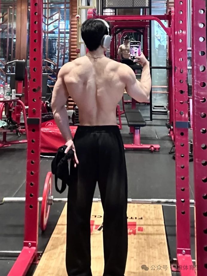 180cm 杭州健身教练，宽肩窄腰饱满倒三角，简直帅炸了