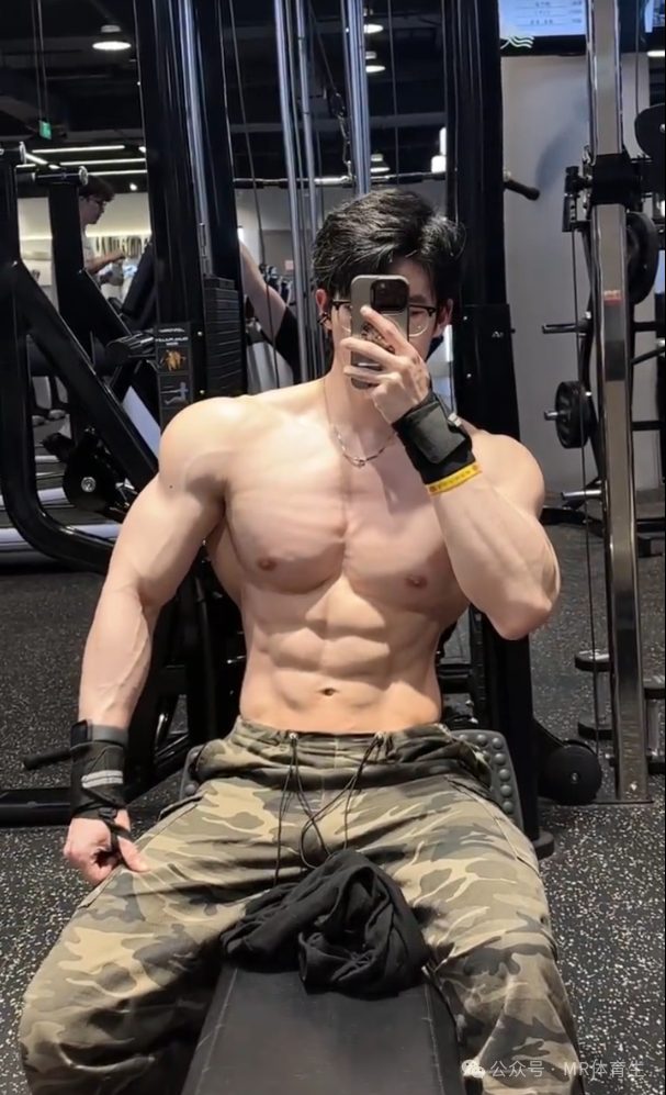 180cm 杭州健身教练，宽肩窄腰饱满倒三角，简直帅炸了