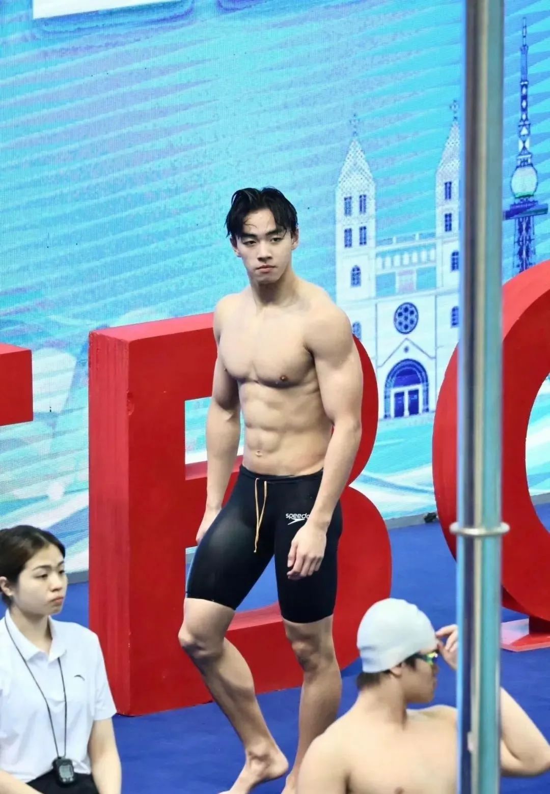 是谁在谈？这个又乖又帅的游泳男神，宽肩窄腰大长腿！