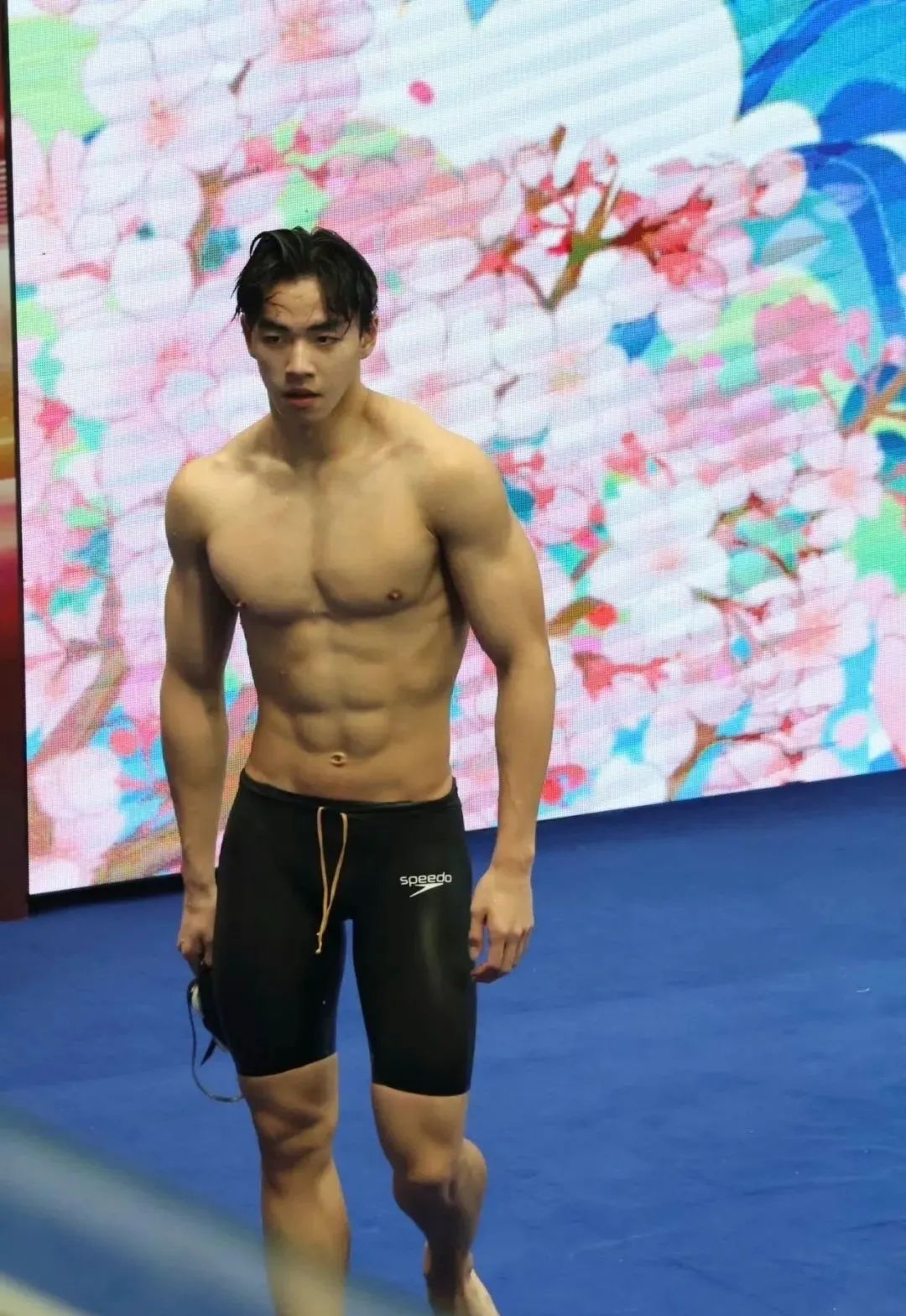 是谁在谈？这个又乖又帅的游泳男神，宽肩窄腰大长腿！