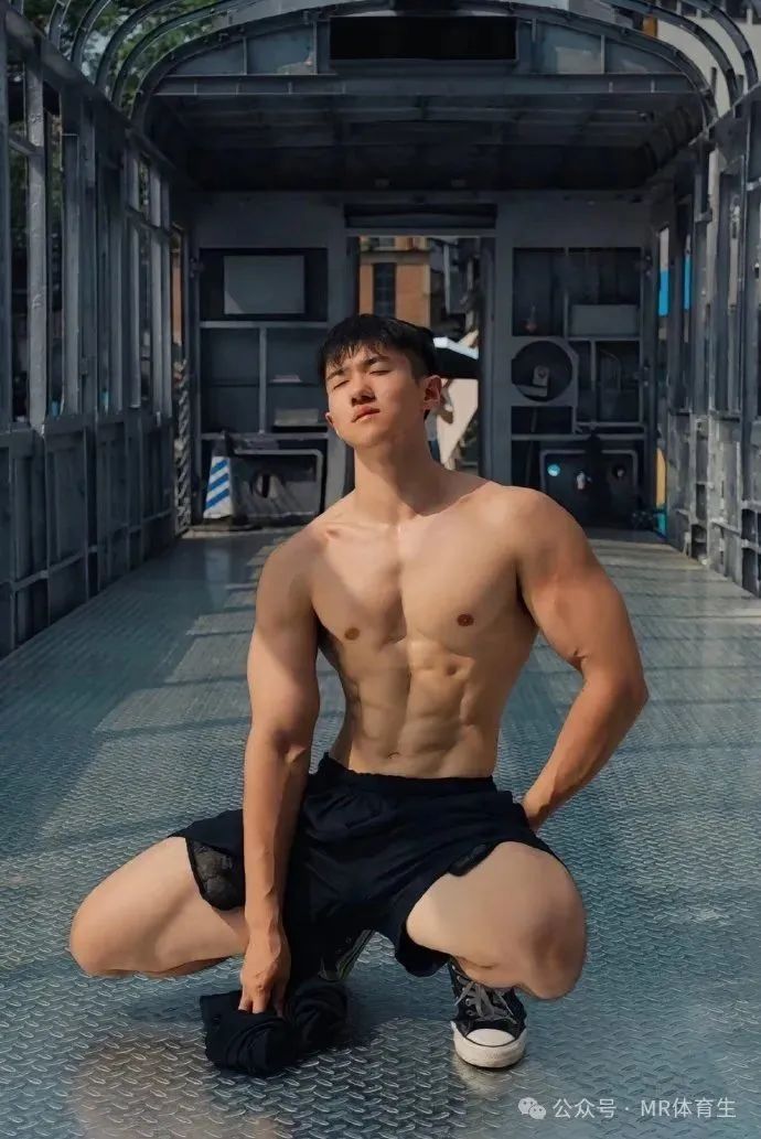 22 岁北京薄肌男孩，精致腹肌鲨鱼肌，性张力瞬间拉满了