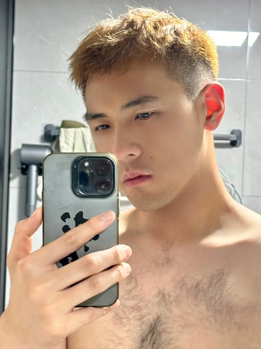 寸头兵哥哥火出圈！190CM 的他脱衣炸场，胸毛太茂盛了！