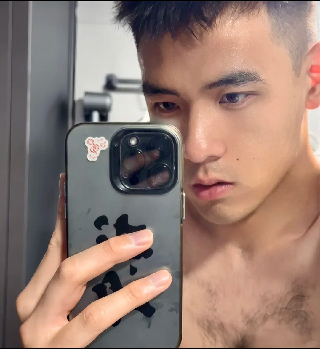 寸头兵哥哥火出圈！190CM 的他脱衣炸场，胸毛太茂盛了！