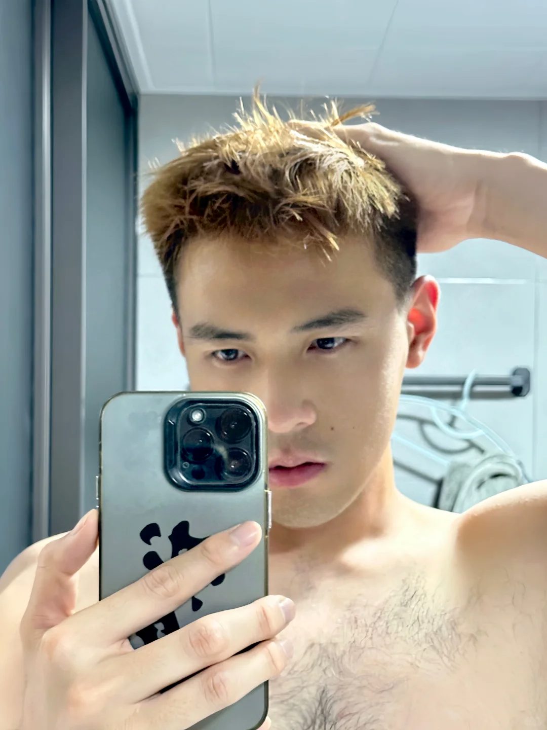 寸头兵哥哥火出圈！190CM 的他脱衣炸场，胸毛太茂盛了！