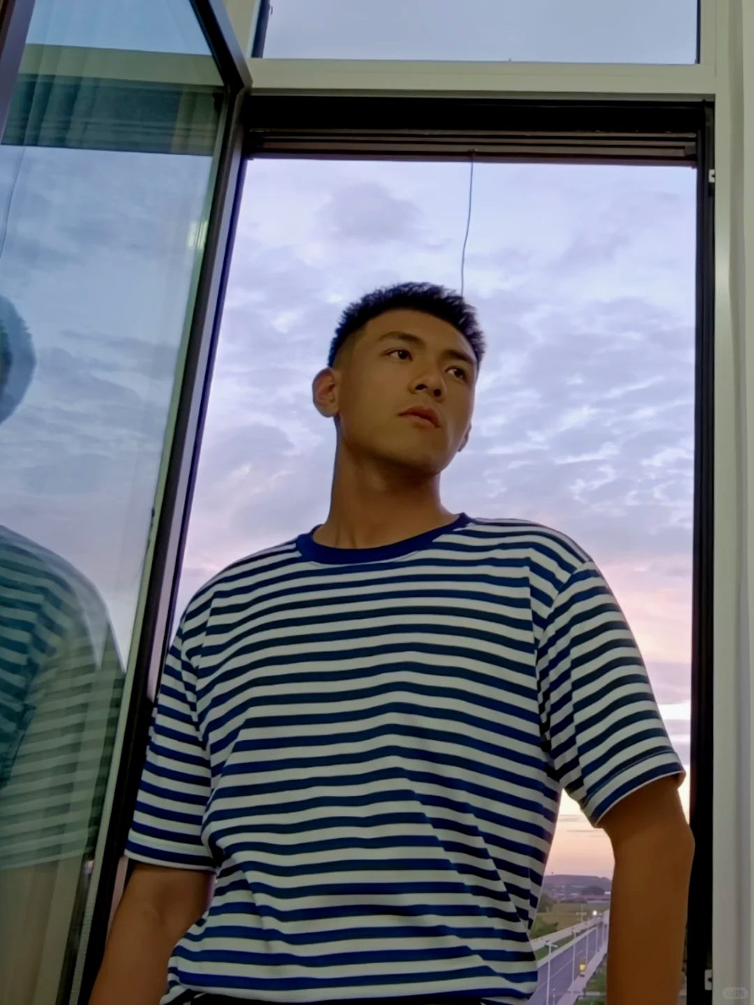 寸头兵哥哥火出圈！190CM 的他脱衣炸场，胸毛太茂盛了！