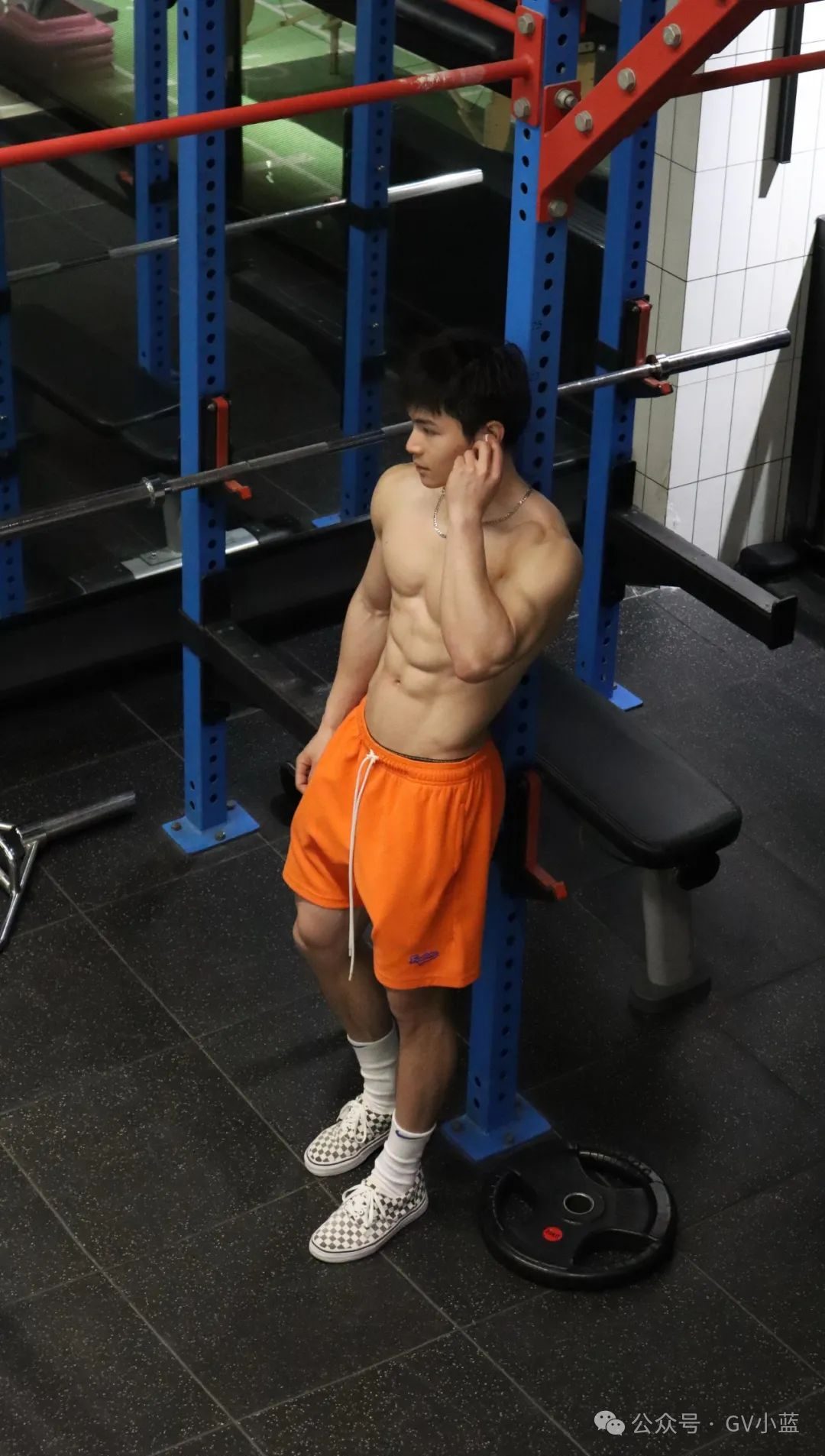 四川楼道里的腹肌体育生，模特兼私教