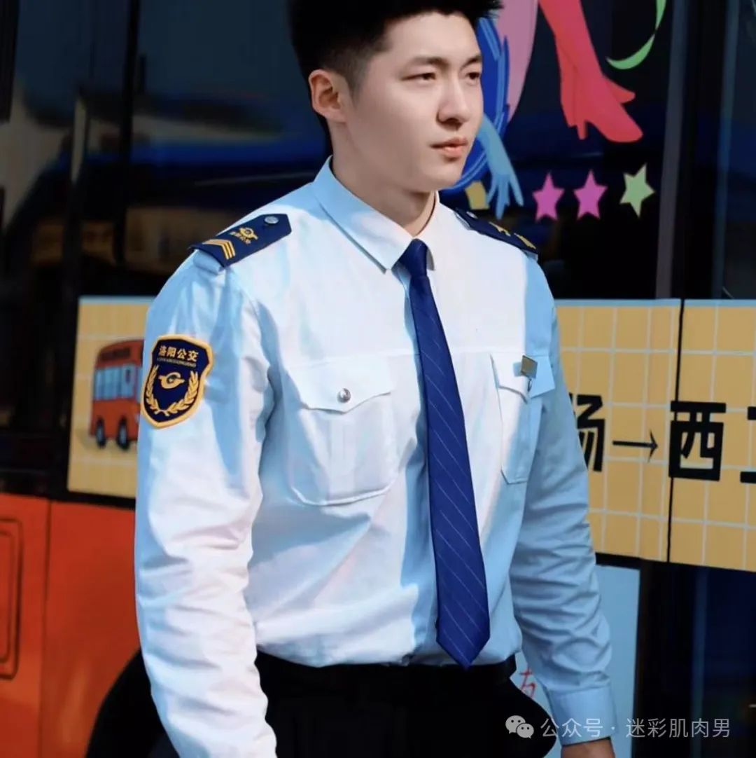 河南零零后 190CM 公交师傅被索要微信！视频太好看！