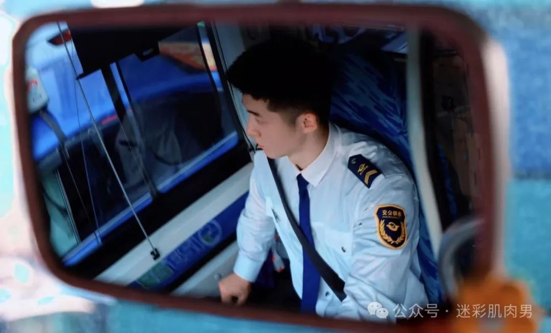 河南零零后 190CM 公交师傅被索要微信！视频太好看！