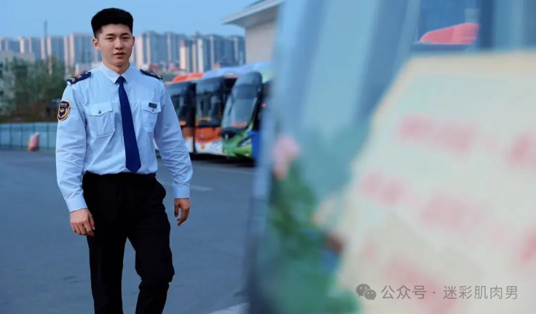 河南零零后 190CM 公交师傅被索要微信！视频太好看！