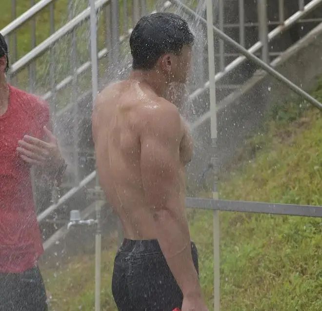 187cm 皮划艇猛男赛场湿身照流出！这肌肉线条谁看了不迷糊