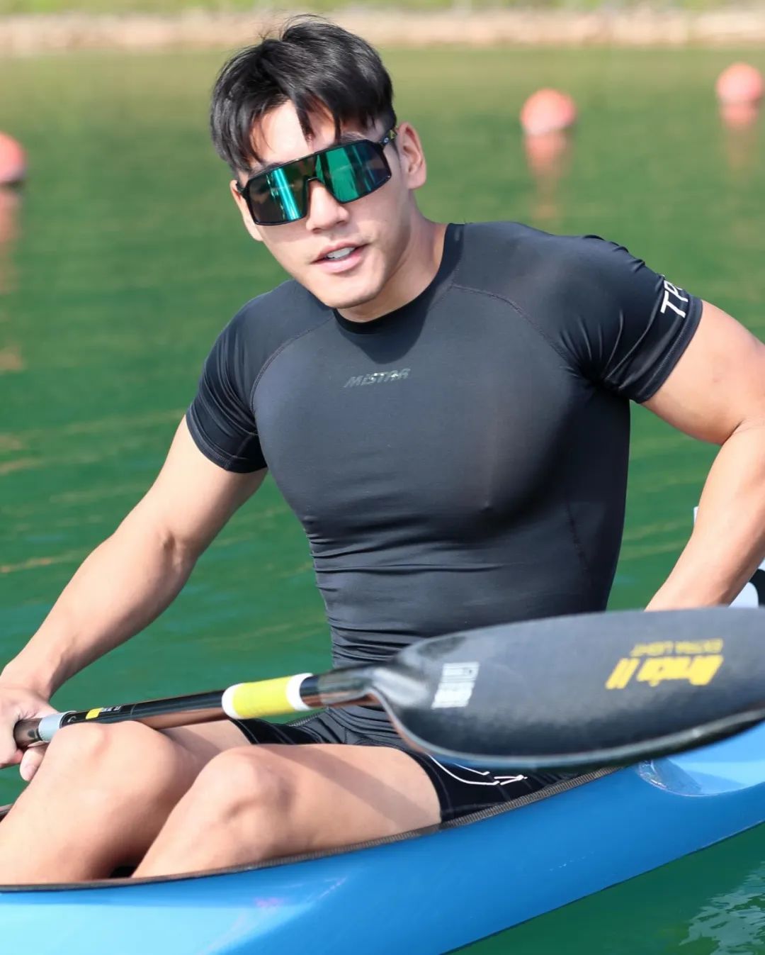 187cm 皮划艇猛男赛场湿身照流出！这肌肉线条谁看了不迷糊