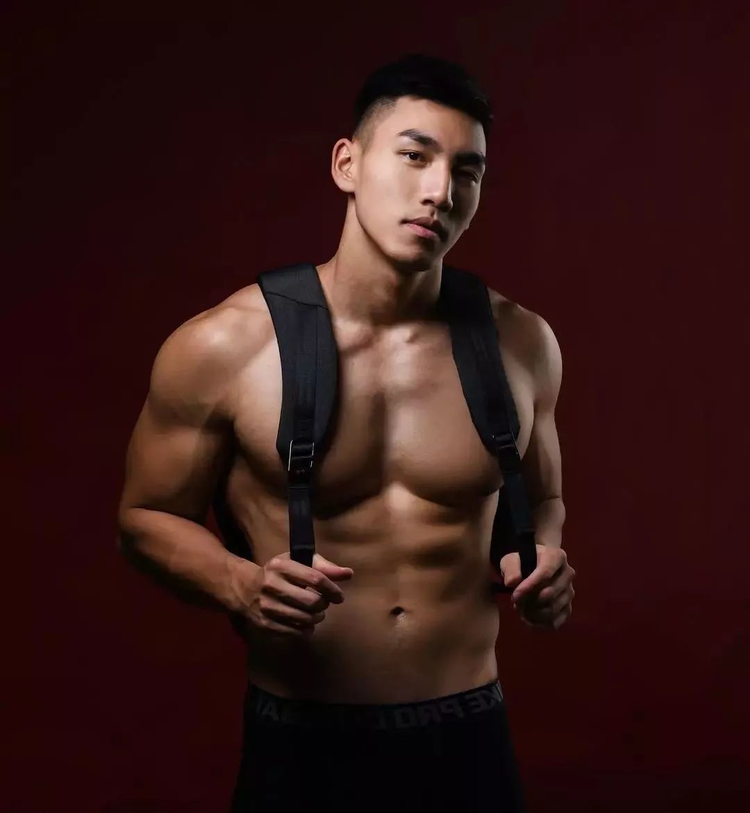 187cm 皮划艇猛男赛场湿身照流出！这肌肉线条谁看了不迷糊