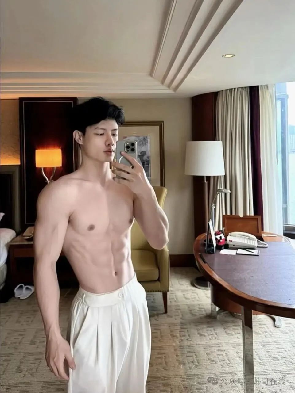 宽肩窄腰白皮腹肌帅哥，身子真馋哭人！