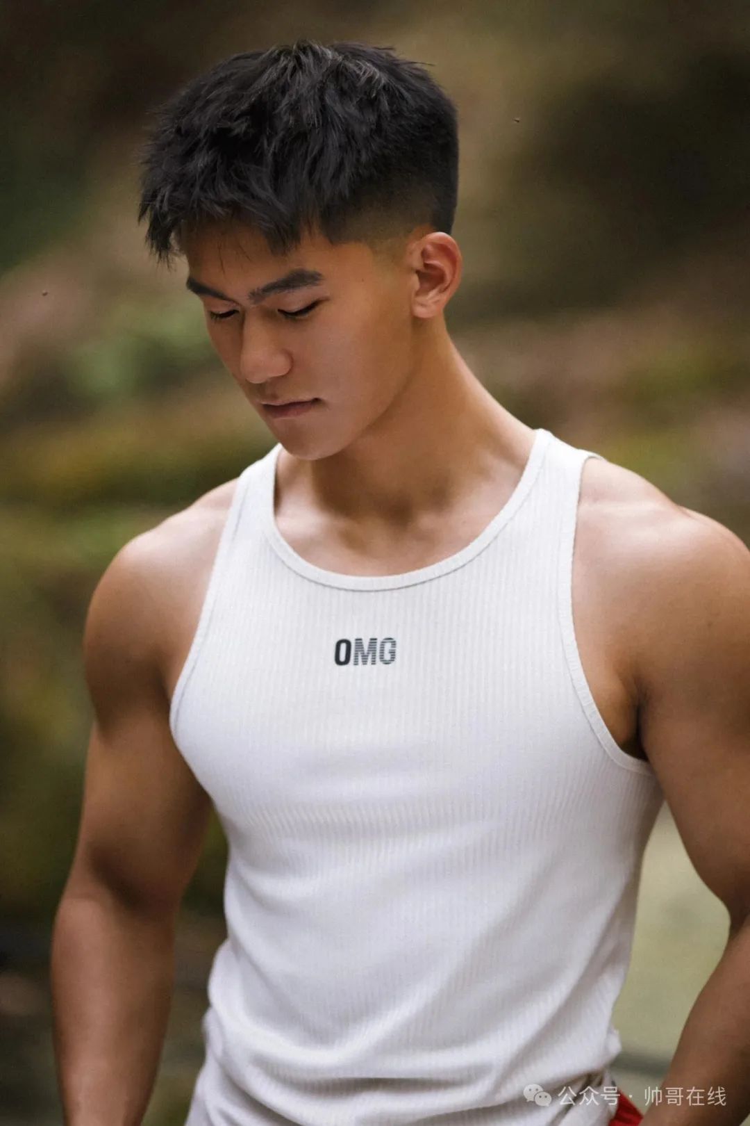 山里体训的黑皮腹肌体育生，身材太哇塞了!