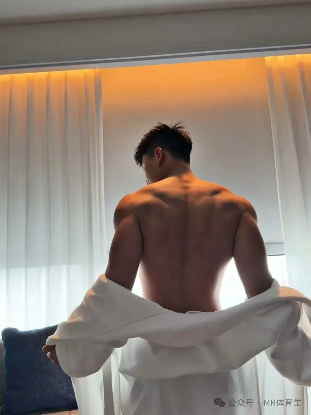 男生的背，都练的怎么样了？简直太帅了
