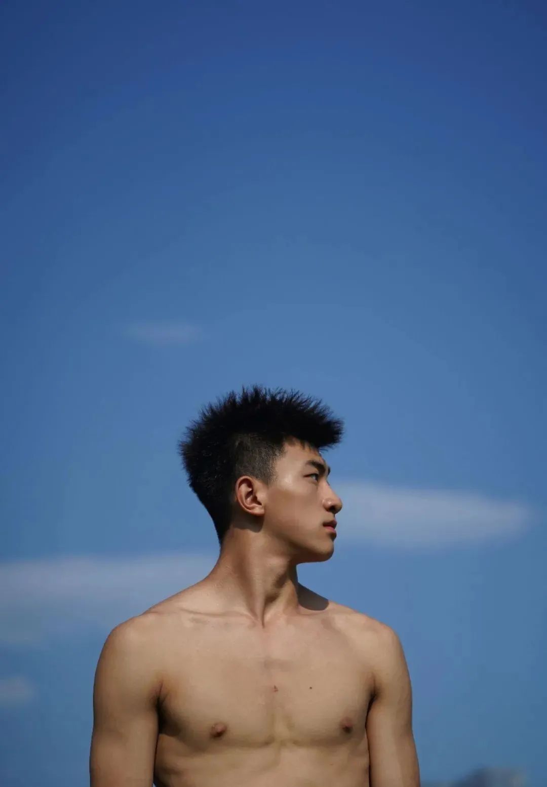 黑皮弟弟穿高弹裤训练实拍，网友：体育生天花板！