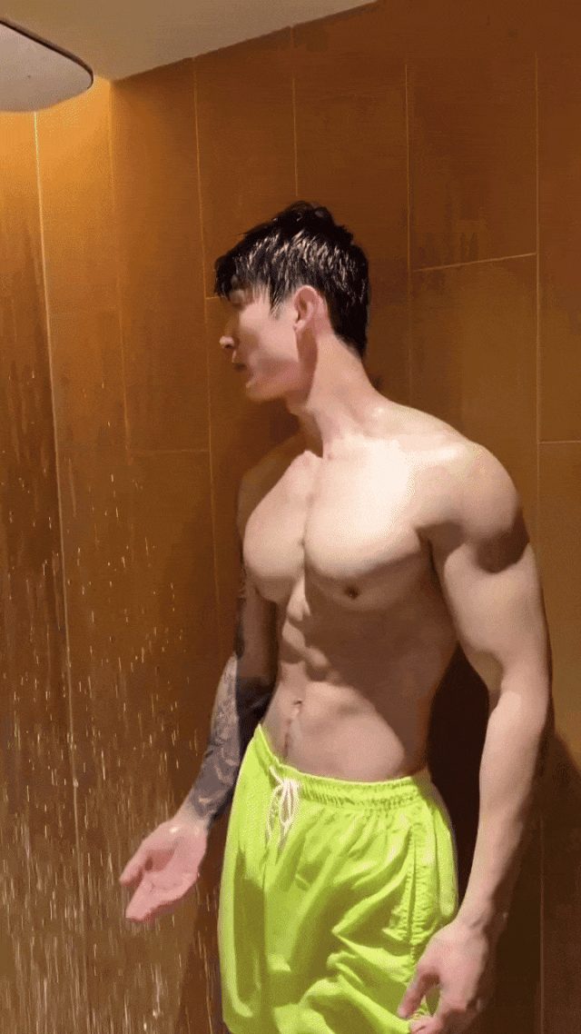 拍过双男主短剧的肌肉帅哥，洗澡小视频已疯传