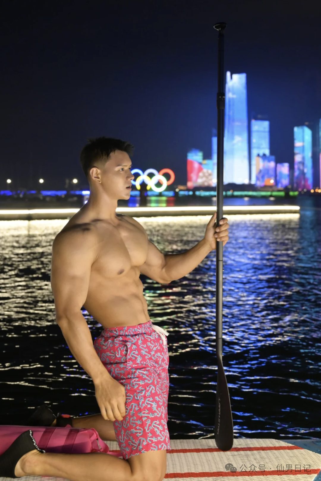市场行情不好，体育生男模靠内裤圈粉……