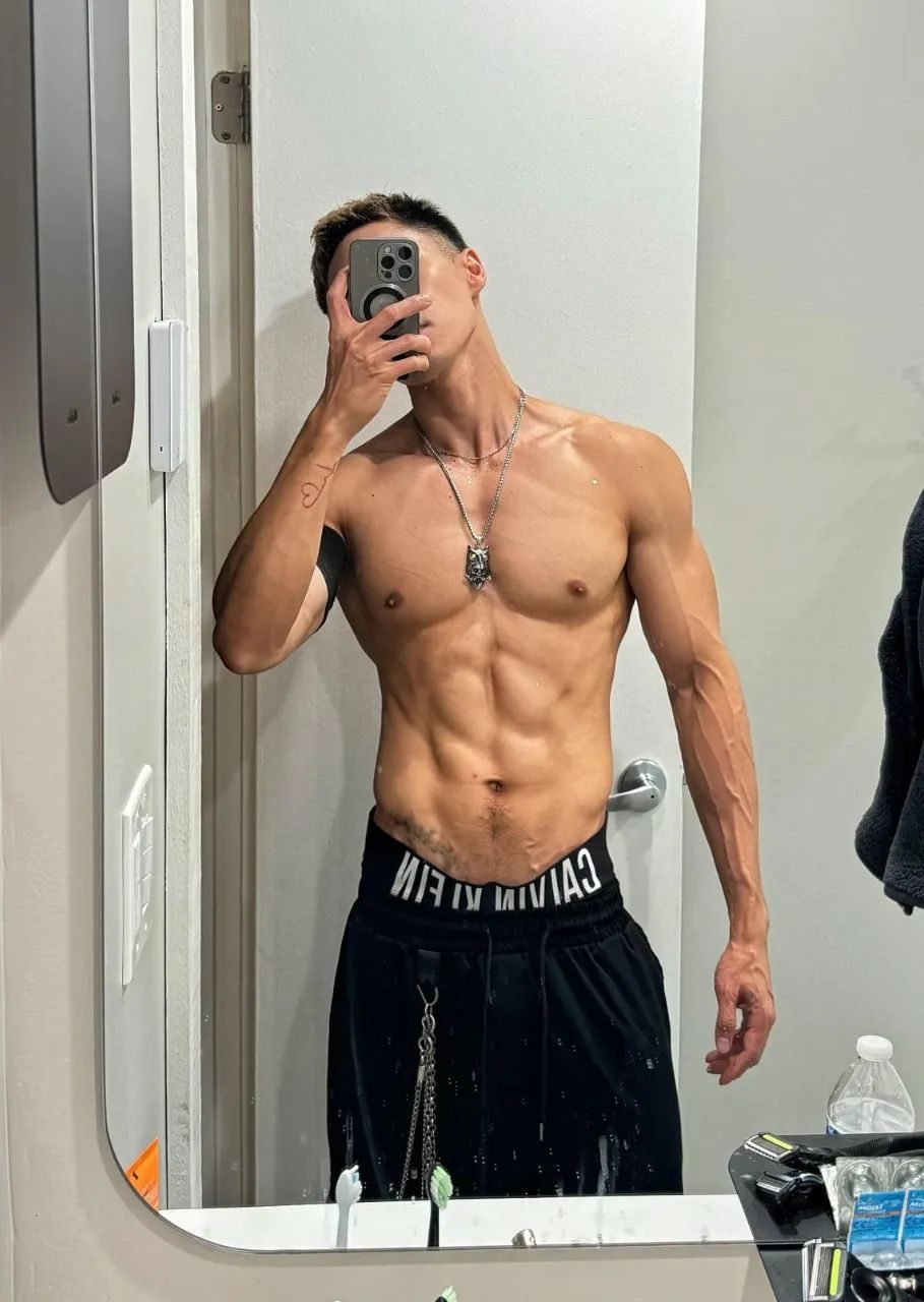 拍过双男主短剧的肌肉帅哥，洗澡小视频已疯传
